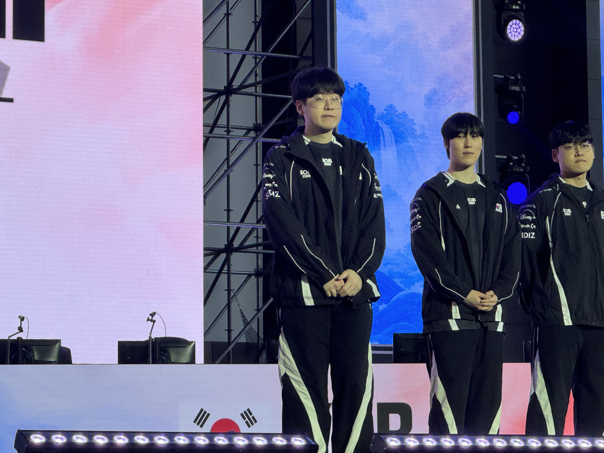 ▲한국 리그 오브 레전드(LoL) 국가대표 ‘제우스’ 최우제가 20일 부산 영화의전당 야외극장에서 열린 ‘한화생명 초청 LoL 국가대표 평가전’ 베트남과의 경기를 앞두고 무대에 서 있다. (노희주 기자 noit@)