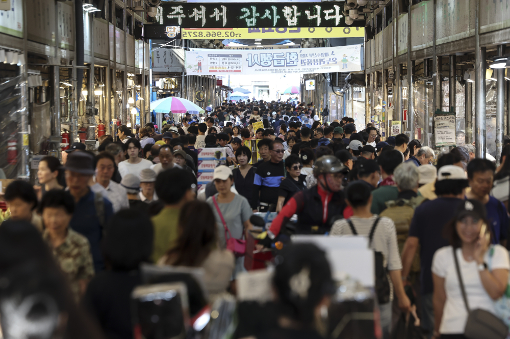 ▲추석을 앞두고 있는 20일 서울 동대문구 청량리종합시장을 찾은 시민들이 장을 보고 있다. (고성준 기자 joonko1@)