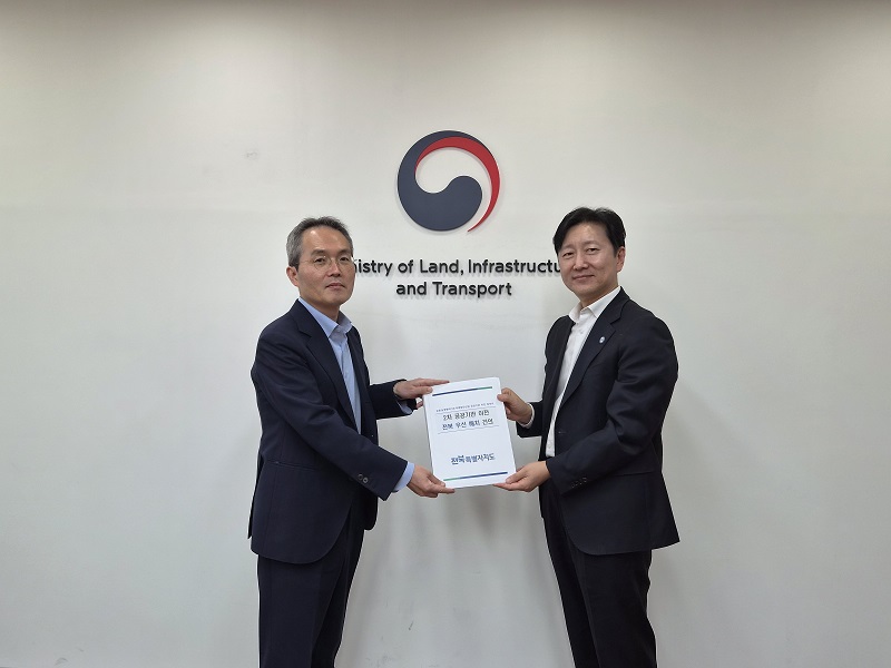 ▲임철언 전북도 기획조정실장이 지난 18일 김영한 국토교통부 혁신도시발전추진단 부단장에게 2차 공공기관 이전 관련 전북 건의사항을 전달하고 있다. (사진제공=전북특별자치도)
