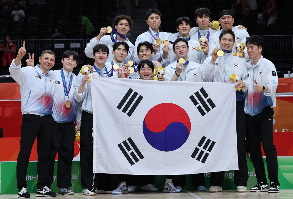 ▲20일 일본 나고야 아이치 인터내셔널 아레나에서 열린 2026 아이치·나고야 아시안게임 남자 농구 시상식. 금메달을 획득한 한국 대표팀이 기념촬영을하고 있다. (연합뉴스)