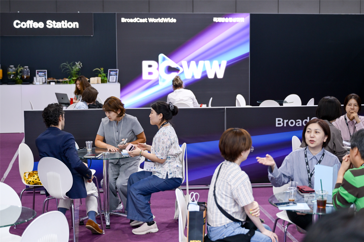 ▲14일부터 9월 16일까지 서울 코엑스에서 개최한‘2026 국제방송영상마켓(BCWW)’에 참여한 기업들이 비즈니스 상담을 하고 있다. (한국콘텐츠진흥원)