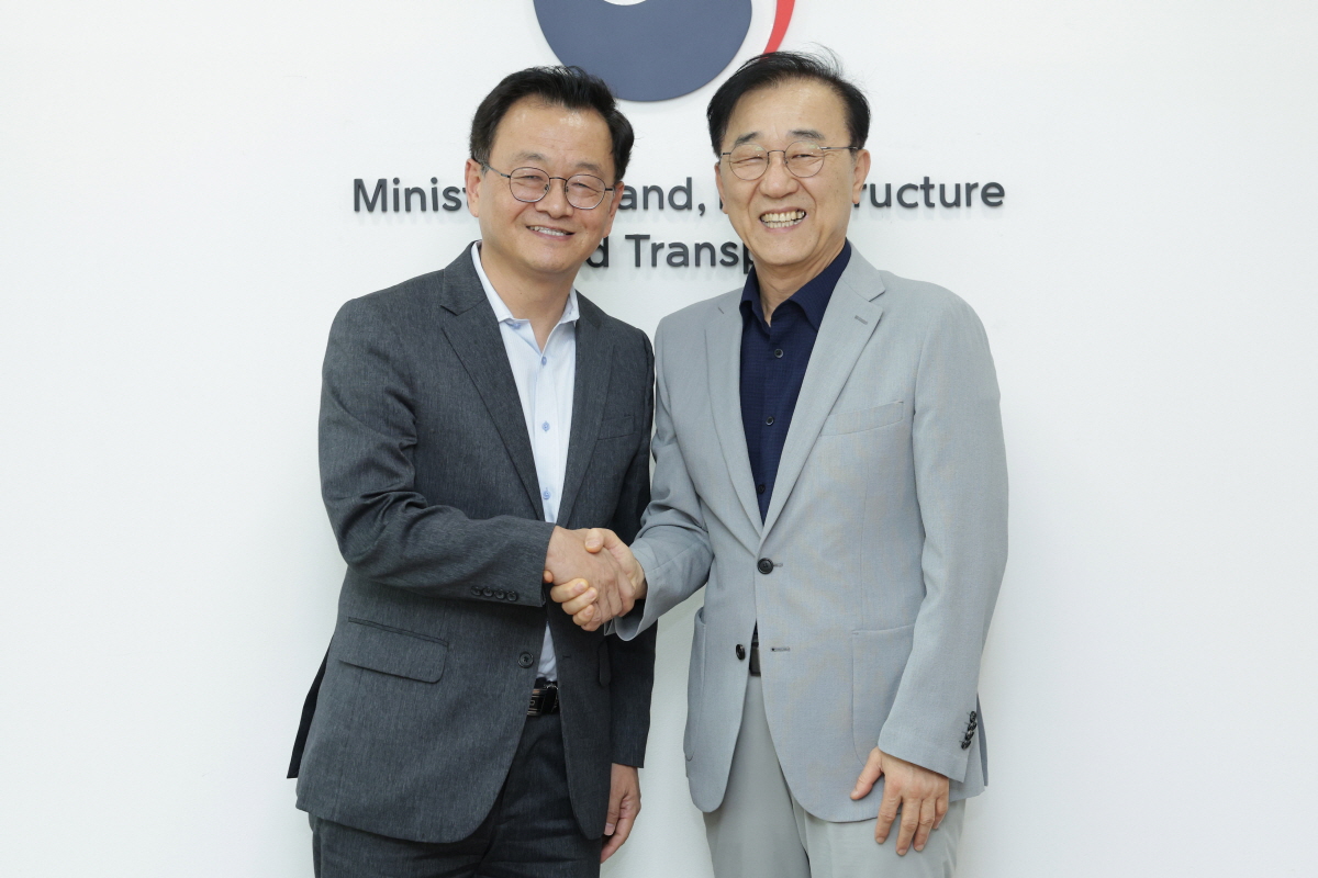 ▲민경선 고양특례시장(왼쪽)이 8월 28일 김윤덕 국토교통부 장관을 만나 고양지역 철도 현안과 주요 사업 추진 필요성을 설명하고 있다. (고양특례시)