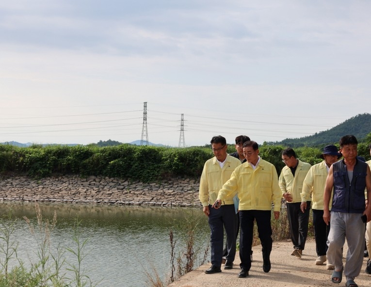 ▲저수율 뚝 떨어진 저수지 찾은 이재각 전남광주 진도군수가 현잔을 팔피거 있다. (진도군)