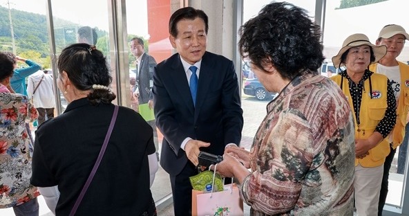 ▲김신 전남광주특별시 완도군수가 군민과의 대화를 위해 금당면을 찾아 주민들과 반갑게 악수를 나누고 있다. (SNS 캡쳐)
