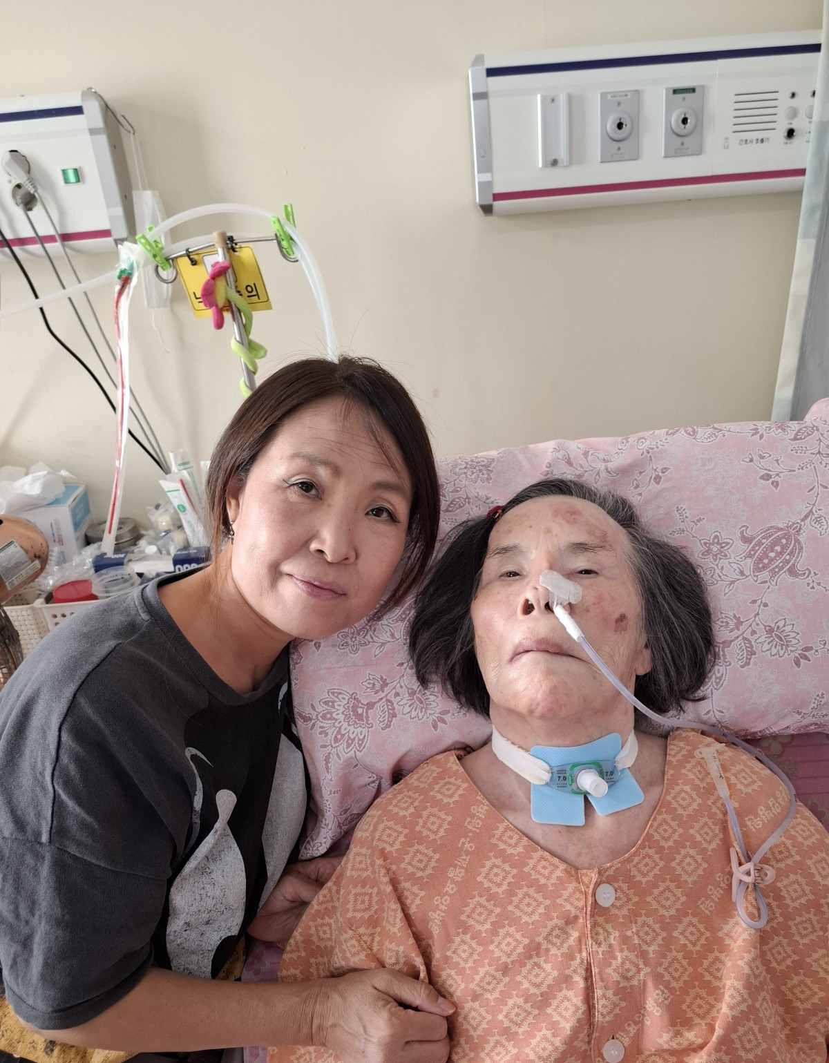 ▲7년째 어머니 곁을 지키고 있는 ‘효녀’ 양효순씨는 어머니 박묘임씨 뿐만 아니라, 다른 병실의 환자들까지 돌봐줘 ‘우리 딸’로 통하고 있다. (사진제공=온병원)