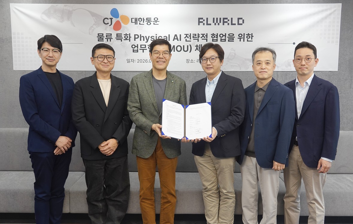 ▲(왼쪽부터)안지윤 리얼월드 최고전략책임자, 이강욱 사업대표, 류중희 대표, 이종훈 CJ대한통운 미래성장추진단장, 김정희 TES물류기술연구소장, 윤동욱 전략기획실장이 18일 '물류특화 피지컬AI 전략적 협업을 위한 업무협약 체결식'에서 기념사진을 촬영하고 있다. (사진=CJ대한통운)