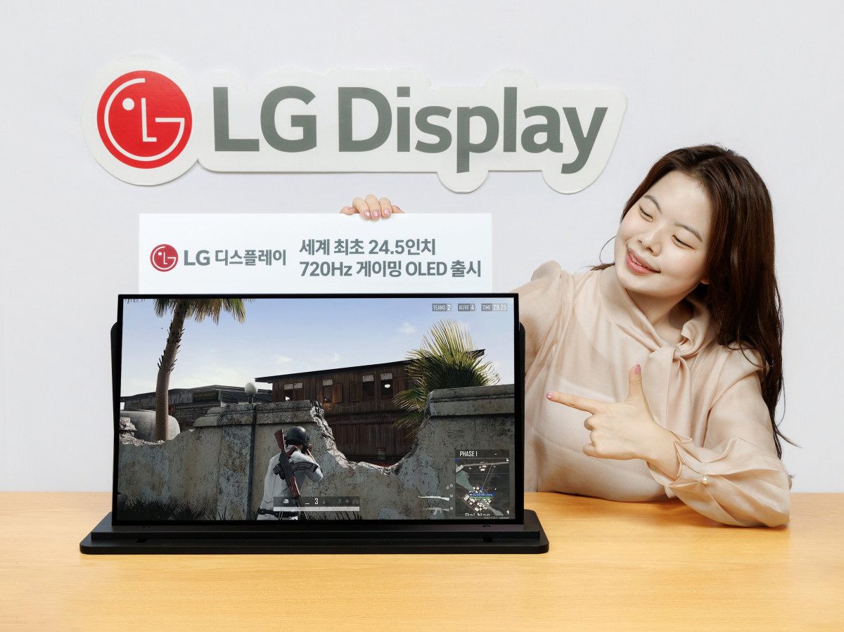 ▲LG디스플레이 직원이 '24.5인치 720Hz 게이밍 OLED' 패널을 소개하고 있다. (사진제공=LG디스플레이)