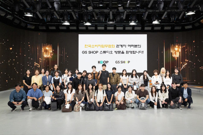 ▲GS리테일이 9월 18일 소비자리더 장학생들에게 장학금과 증서를 전달하고 홈쇼핑 방송 현장 체험을 실시했다. (사진제공=GS리테일)