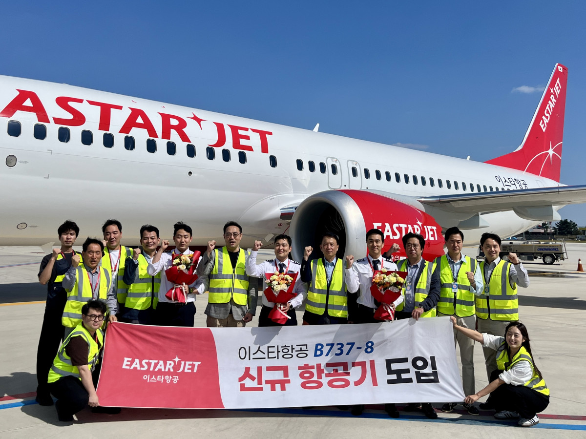 ▲20일 오후 김포국제공항 주기장에서 유상종 경영본부장(윗줄 오른쪽 다섯 번째)과 이경민 커머셜본부장(윗줄 오른쪽 일곱 번째) 등 임직원들 항공기 도입식을 진행한 후 기념 사진을 촬영하고 있다. (사진=이스타항공)
