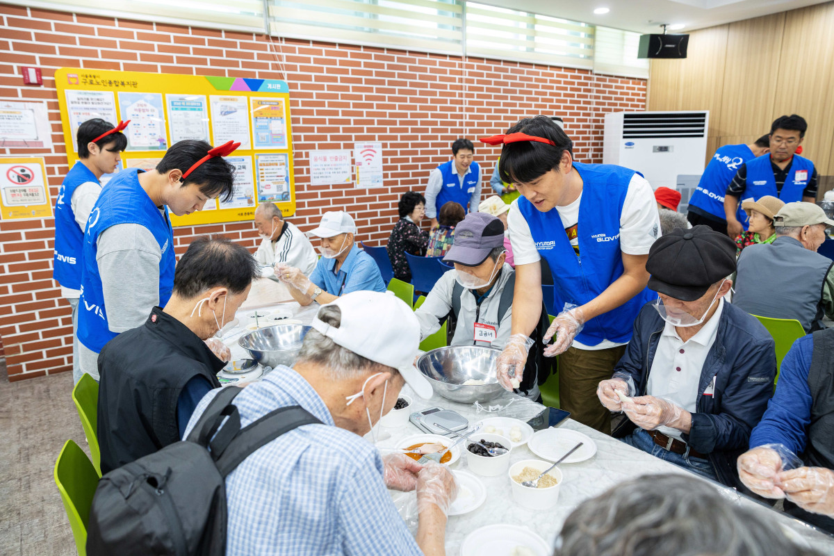 ▲현대글로비스 직원들이 17일 서울시 구로구 구로노인종합족지관에서 어르신들과 함께 추석을 맞아 송편 만들기를 하고 있다. (사진=현대글로비스)