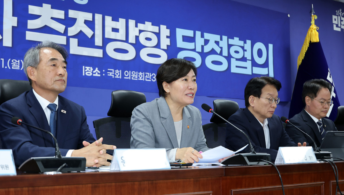 ▲송미령 농림축산식품부 장관(왼쪽 두 번째)이 21일 국회 의원회관에서 열린 농지 전수조사 추진 방향 당정 협의에서 발언하고 있다. (연합뉴스)