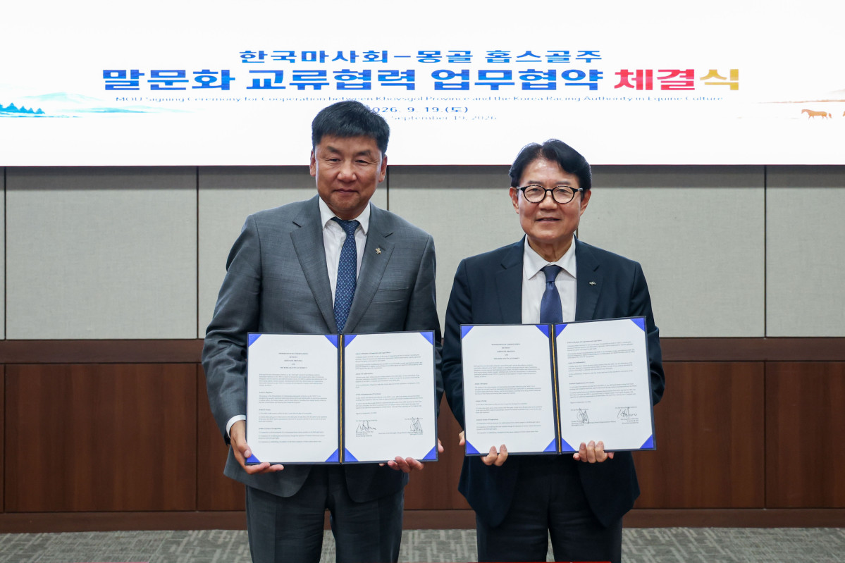 ▲우희종 한국마사회장(오른쪽)이 19일 렛츠런파크 서울에서 돈도브 푸레브도르지 홉스골주 의회장과 ‘말문화 및 말산업 협력에 관한 양해각서’를 체결한 후 기념 촬영을 하고 있다. (사진제공=한국마사회)