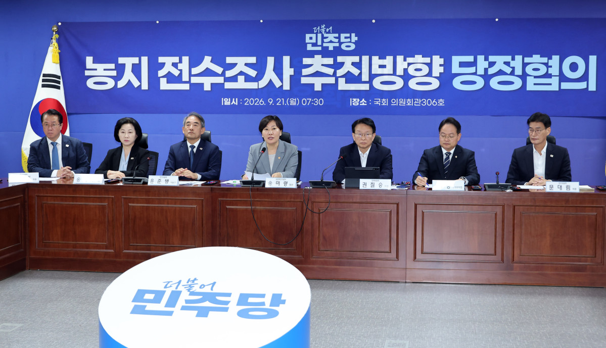 ▲송미령 농림축산식품부 장관(왼쪽 네 번째)이 21일 국회 의원회관에서 열린 농지 전수조사 추진 방향 당정 협의에서 발언하고 있다. (사진제공=연합뉴스)