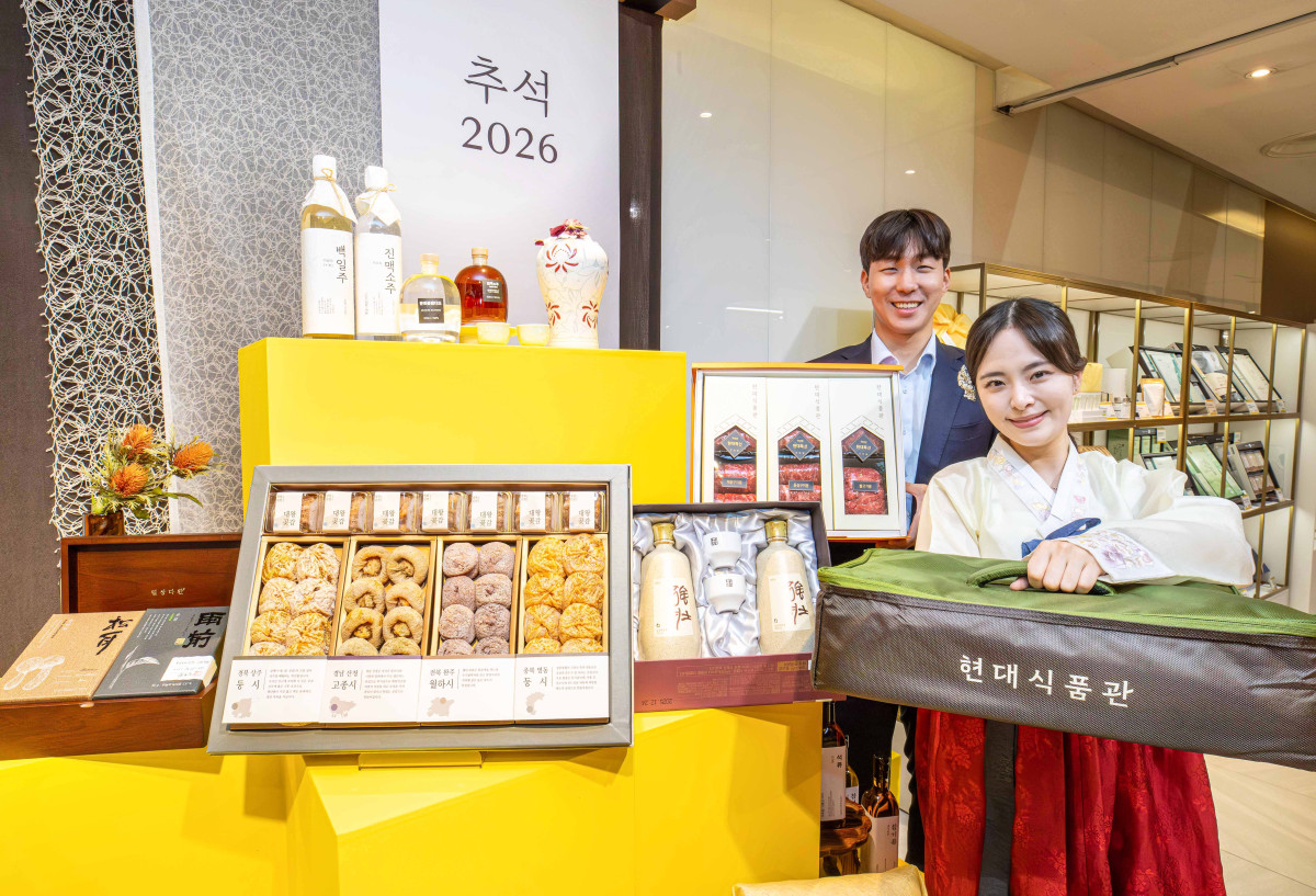▲21일 오전, 서울시 강남구 현대백화점 무역센터점 지하 1층 식품관에서 직원들이 '핸드캐리용 추석 선물세트'를 소개하고 있다. (사진제공=현대백화점)
