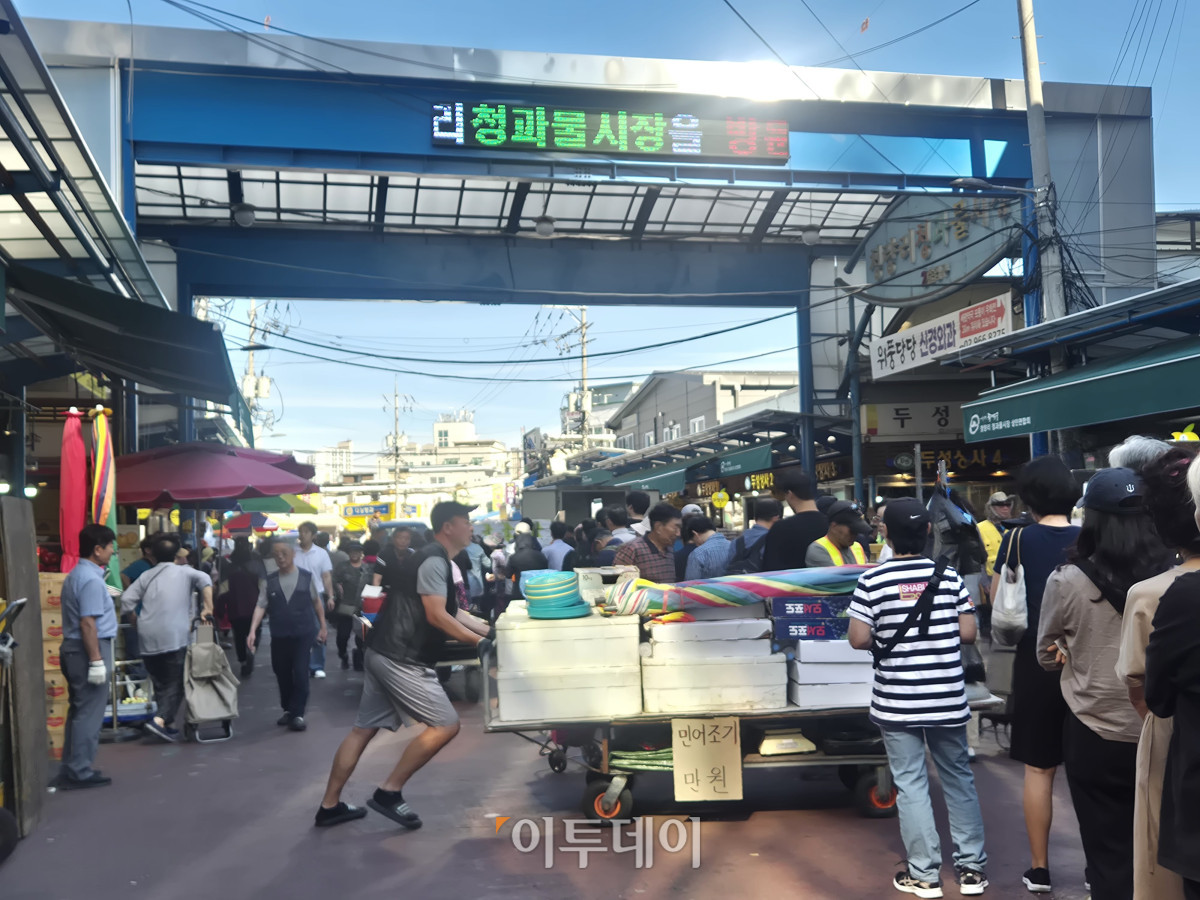 ▲추석을 앞둔 21일 오전 서울 동대문구 청량리종합시장에서 시민들이 장을 보기 위해 시장 골목을 오가고 있다. (김재은 기자 dove@)