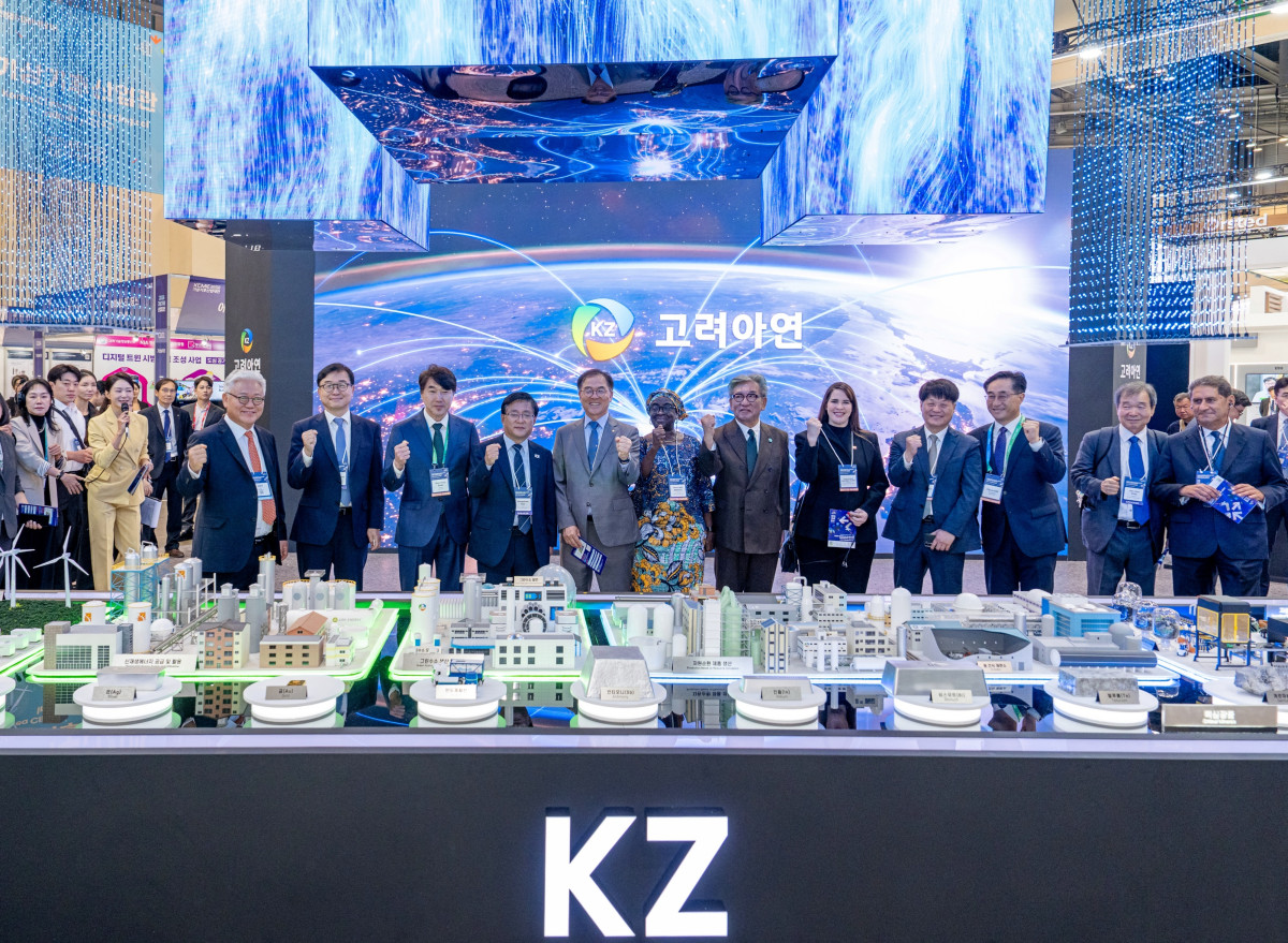 ▲백순흠(앞줄 왼쪽 3번째) 고려아연 사장이 2026 기후산업국제박람회(WCE) 고려아연 부스를 방문한 김성환(앞줄 왼쪽 4번째) 기후부 장관 등과 기념촬영을 하고 있다. (사진제공=고려아연)