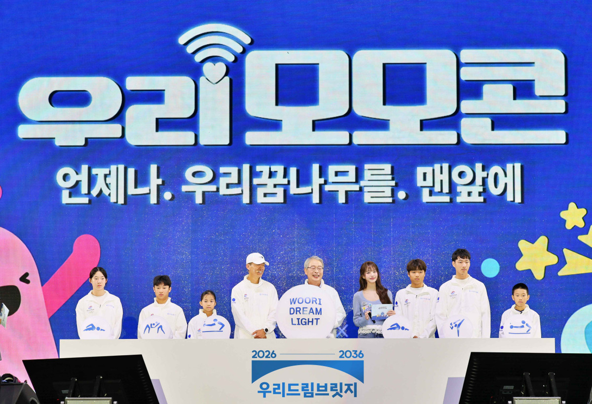 ▲과천 서울랜드에서 19일 열린 '2026 우리 모모콘'에서 우리금융그룹 임종룡 회장(왼쪽 다섯번째)과 우리은행 앰배서더 장원영(오른쪽 네번째), 가수 션(왼쪽 네번째) 등이 '우리드림브릿지' 스포츠 사회공헌 사업을 선포 하고 있다. (우리금융)