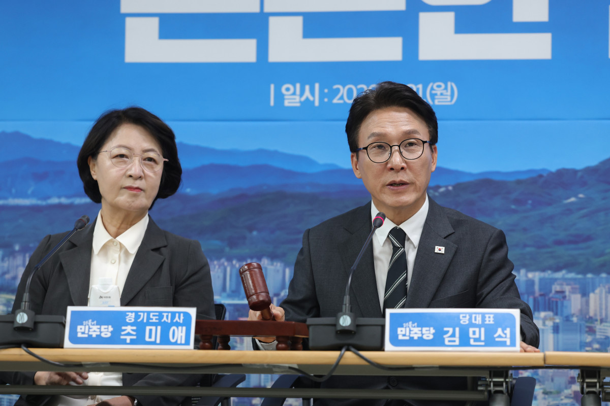 ▲더불어민주당 김민석 대표가 21일 오전 경기도 의정부시 경기도북부청사에서 열린 민주당 경기 최고위원회의에서 의사봉을 두드리며 개회선언하고 있다. 왼쪽은 추미애 경기도지사. 2026.9.21 (사진=연합뉴스)
