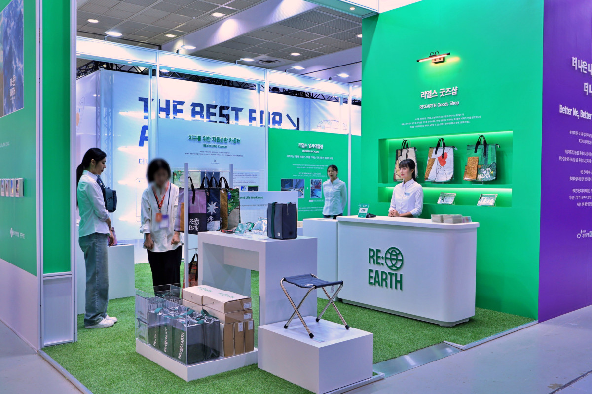 ▲21일 서울시 강남구 삼성동 코엑스에서 열린 제3회 '대한민국 사회적가치 페스타'에 '리조이스ㆍ리얼스 ESG 캠페인 체험형 부스'를 선보인 롯데백화점 (사진제공=롯데백화점)