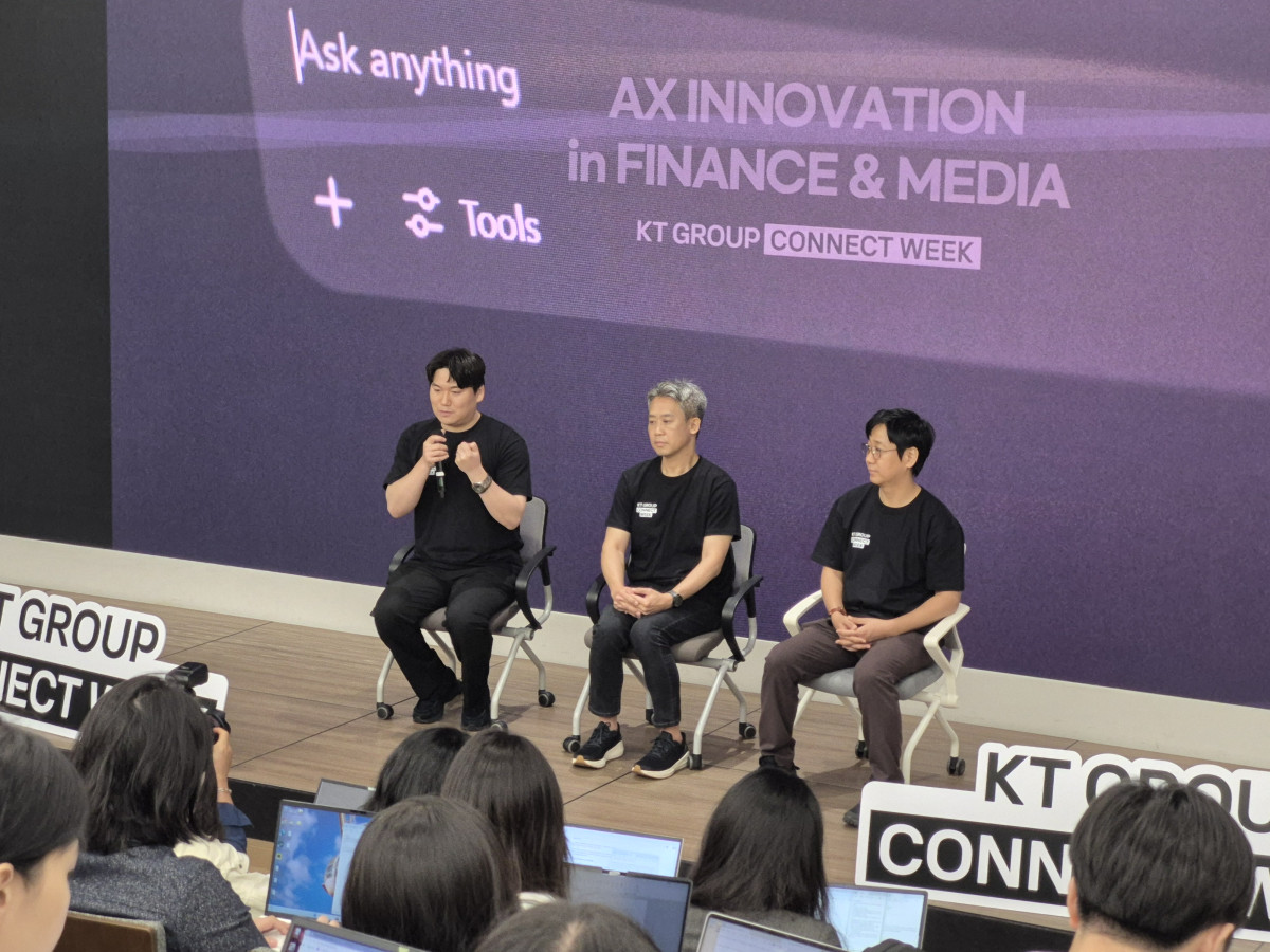 ▲21일 광화문 웨스트 사옥에서 진행된 BC카드·kt ENA·kt 스튜디오지니의 ‘금융·미디어 AX 혁신 사례’ 공유 기자간담회에서 관계자들이 기자들의 질문에 답하고 있다. (왼쪽부터)은재현 kt 스튜디오지니 AI사업추진팀장, 김종래 kt ENA AI콘텐츠팀장, 이태영 BC카드 AI데이터본부 AX팀장. 김연진 기자 yeonjin@