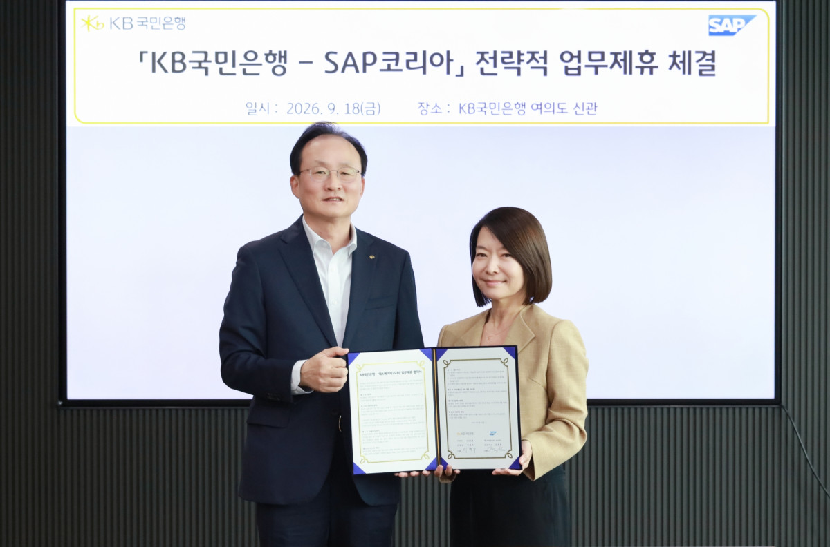 ▲이환주 KB국민은행장(왼쪽)과 신은영 SAP코리아 대표이사가 18일 서울 여의도 KB국민은행 신관에서 ‘ERP 임베디드금융 생태계 공동 조성을 위한 업무협약’을 체결한 뒤 기념촬영을 하고 있다. (사진제공=국민은행)