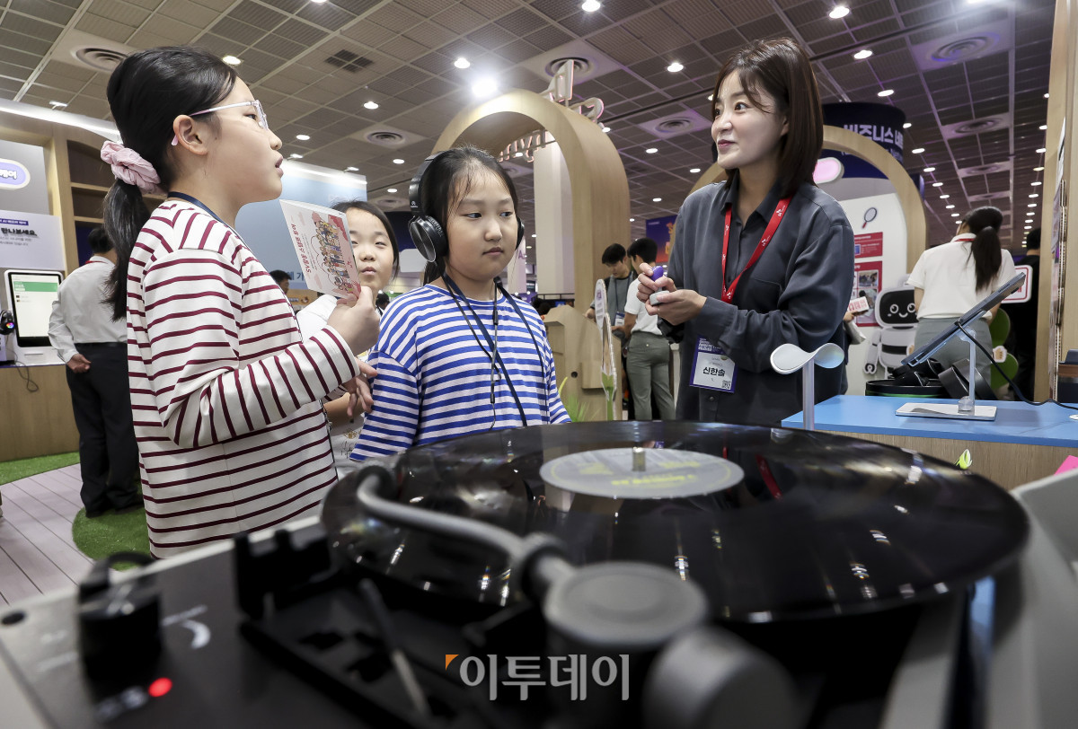 ▲21일 서울 강남구 코엑스에서 열린 제3회 대한민국 사회적가치 페스타를 찾은 어린이 관람객들이 참가사 부스를 둘러보고 있다. 이번 행사에서는 지역소멸·저출생 등 우리 사회가 직면한 난제를 해결하기 위해 정부·기업·학계·일반시민 등 약 1만 5천여 명이 한자리에 모인다. 고성준 기자 joonko1@