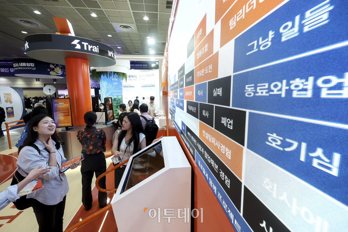 ▲21일 서울 강남구 코엑스에서 열린 제3회 대한민국 사회적가치 페스타를 찾은 관람객들이 참가사 부스를 둘러보고 있다. 이번 행사에서는 지역소멸·저출생 등 우리 사회가 직면한 난제를 해결하기 위해 정부·기업·학계·일반시민 등 약 1만 5천여 명이 한자리에 모인다. 고성준 기자 joonko1@