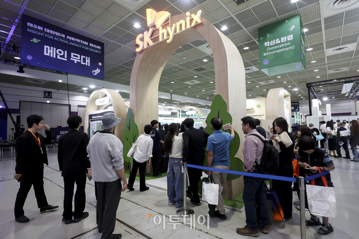 ▲21일 서울 강남구 코엑스에서 열린 제3회 대한민국 사회적가치 페스타를 찾은 관람객들이 참가사 부스를 둘러보고 있다. 이번 행사에서는 지역소멸·저출생 등 우리 사회가 직면한 난제를 해결하기 위해 정부·기업·학계·일반시민 등 약 1만 5천여 명이 한자리에 모인다. 고성준 기자 joonko1@
