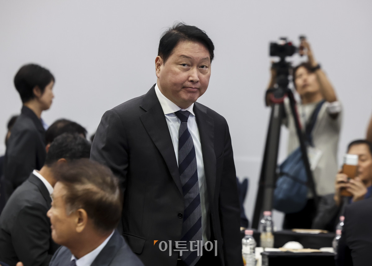 ▲최태원 대한상공회의소 회장이 21일 서울 강남구 코엑스에서 열린 제3회 대한민국 사회적가치 페스타 리더스서밋에 참석하고 있다. 이번 행사에서는 지역소멸·저출생 등 우리 사회가 직면한 난제를 해결하기 위해 정부·기업·학계·일반시민 등 약 1만 5천여 명이 한자리에 모인다. 고성준 기자 joonko1@