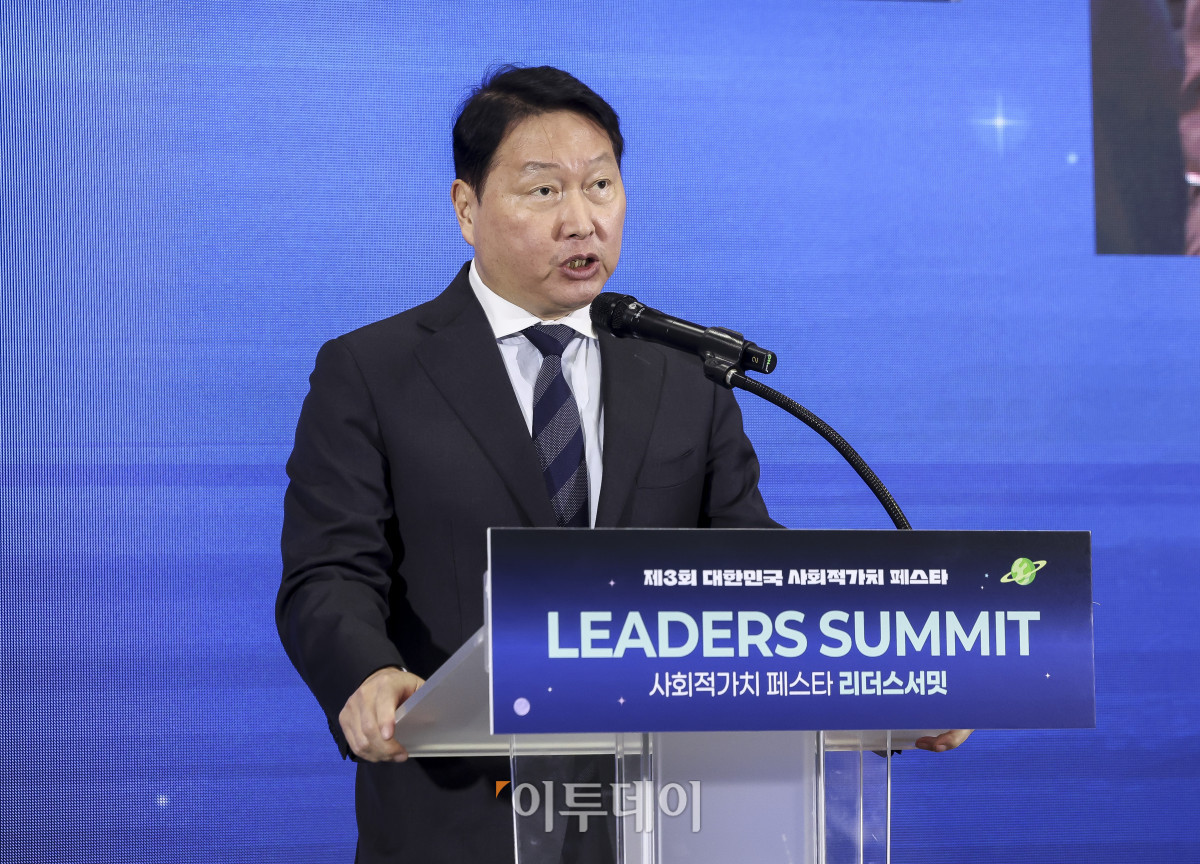 ▲최태원 대한상공회의소 회장이 21일 서울 강남구 코엑스에서 열린 제3회 대한민국 사회적가치 페스타 리더스서밋에서 인사말을 하고 있다. 이번 행사에서는 지역소멸·저출생 등 우리 사회가 직면한 난제를 해결하기 위해 정부·기업·학계·일반시민 등 약 1만 5천여 명이 한자리에 모인다. 고성준 기자 joonko1@