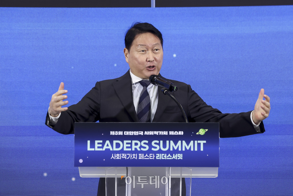 ▲최태원 대한상공회의소 회장이 21일 서울 강남구 코엑스에서 열린 제3회 대한민국 사회적가치 페스타 리더스서밋에서 인사말을 하고 있다. 이번 행사에서는 지역소멸·저출생 등 우리 사회가 직면한 난제를 해결하기 위해 정부·기업·학계·일반시민 등 약 1만 5천여 명이 한자리에 모인다. 고성준 기자 joonko1@