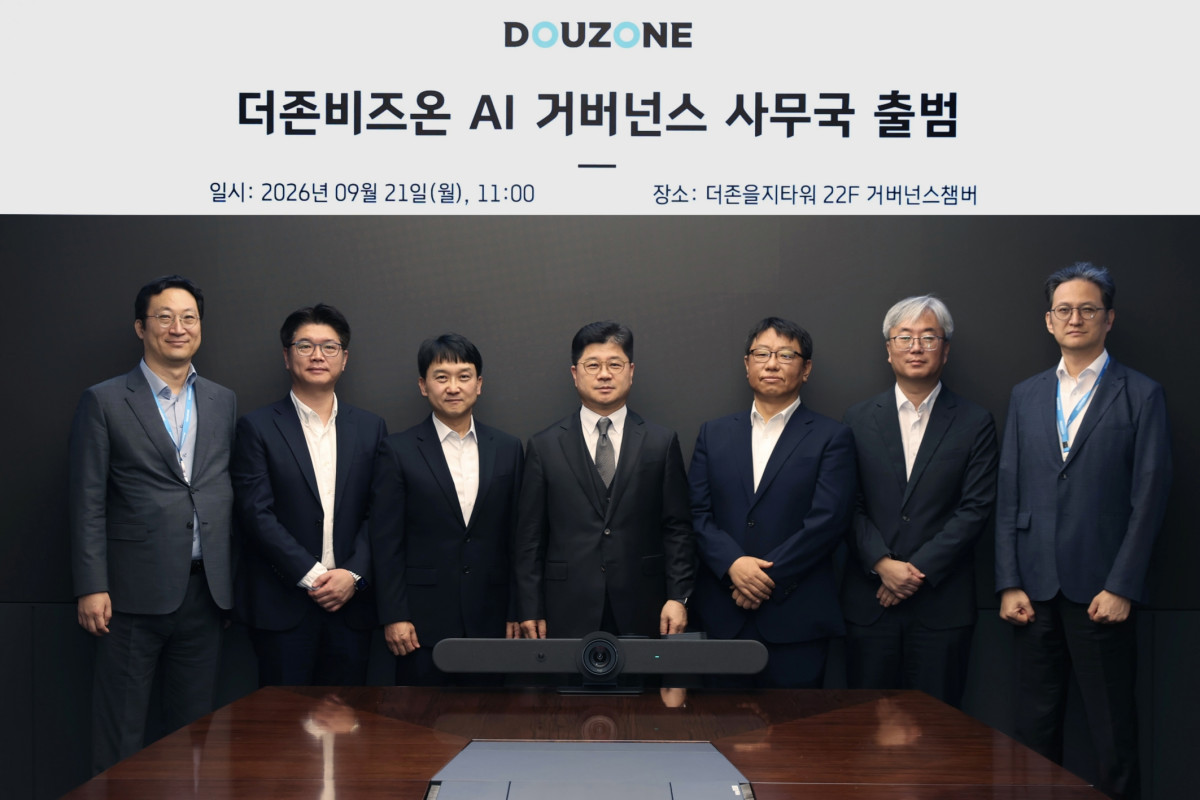 ▲더존비즈온은 21일 ‘AI 거버넌스 사무국’ 공식 출범식을 개최했다. 공동대표 지용구 사장(가운데)과 주요 관계자들이 기념 촬영을 하고 있다. (사진제공=더존비즈온)