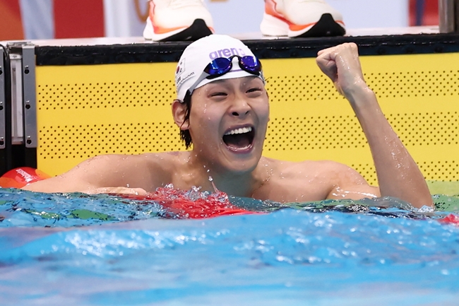 ▲21일 도쿄 아쿠아틱스 센터에서 열린 2026 아이치·나고야 아시안게임 수영 남자 50m 자유형 예선. 한국 김영범이 대회 신기록을 세운 후 기뻐하고 있다. (연합뉴스)