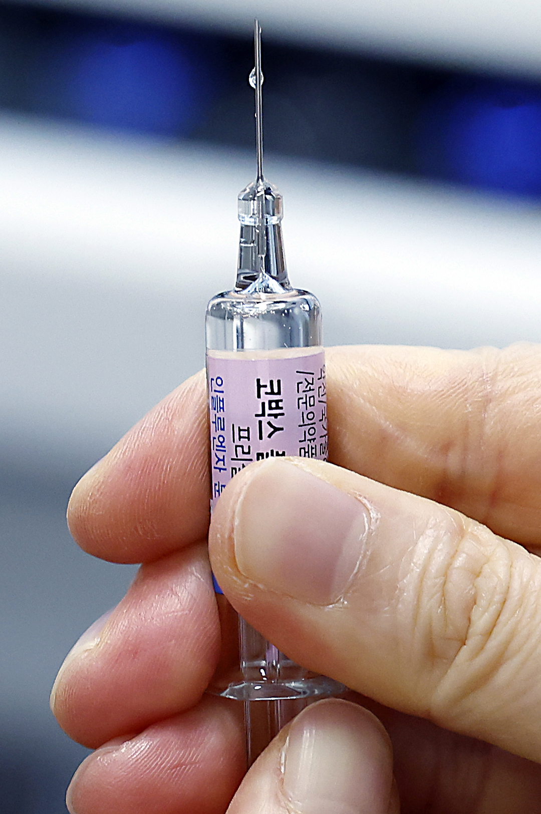 ▲예년보다 이른 인플루엔자(독감) 유행에 어린이와 임신부를 대상으로 일주일 이른 국가예방접종이 시행된 21일 서울 성북구 성북우리아이들병원에서 의사가 독감 예방 접종을 준비하고 있다. 최근 독감 의사환자 분율은 지난해 같은 기간의 4.6배에 달하며, 특히 초등학생 연령대에서 높은 수준을 보이고 있다. 질병청에 따르면 독감 국가예방접종은 이날 생후 6개월부터 14세 어린이, 임신부를 시작으로 내달 65세 이상 어르신까지 순차 진행된다. 신태현 기자 holjjak@