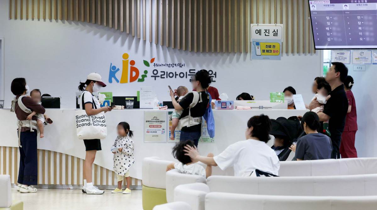 ▲예년보다 이른 인플루엔자(독감) 유행에 어린이와 임신부를 대상으로 일주일 이른 국가예방접종이 시행된 21일 서울 성북구 성북우리아이들병원에서 영유아와 부모들이 진료를 기다리고 있다. 최근 독감 의사환자 분율은 지난해 같은 기간의 4.6배에 달하며, 특히 초등학생 연령대에서 높은 수준을 보이고 있다. 질병청에 따르면 독감 국가예방접종은 이날 생후 6개월부터 14세 어린이, 임신부를 시작으로 내달 65세 이상 어르신까지 순차 진행된다. 신태현 기자 holjjak@