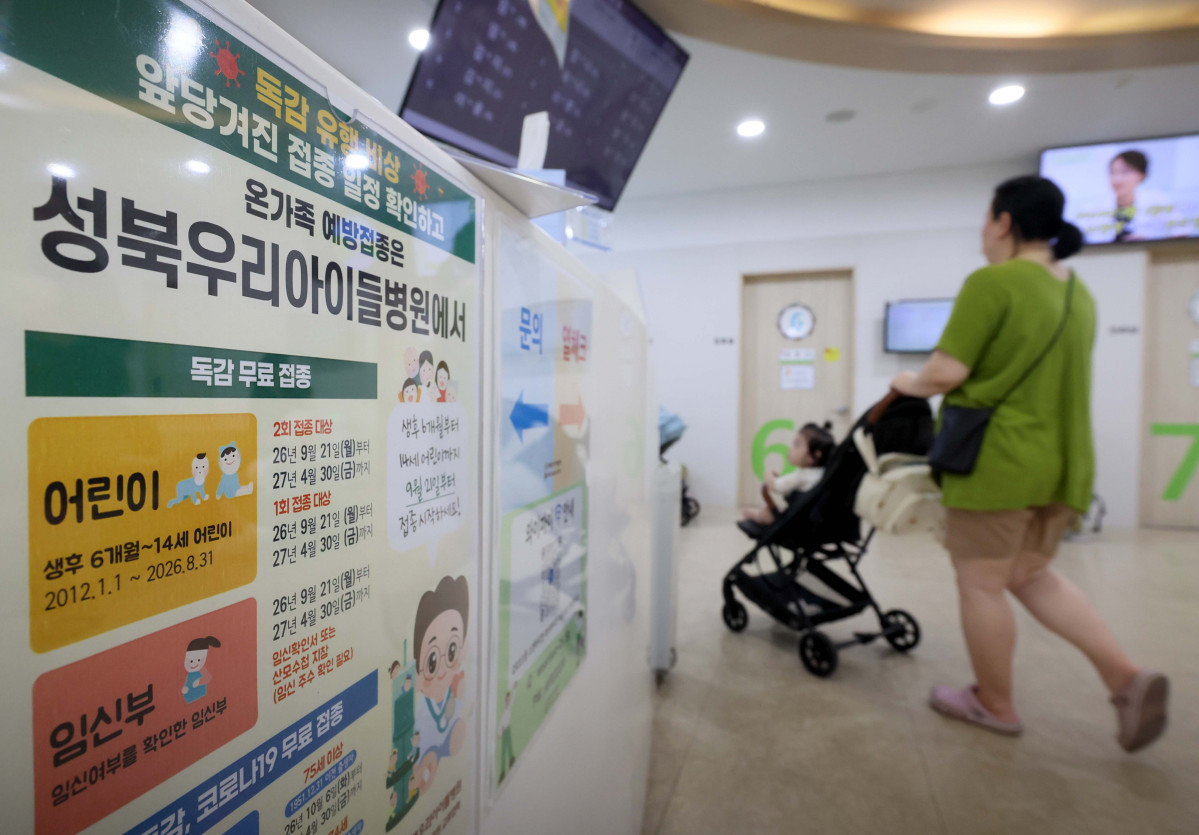 ▲예년보다 이른 인플루엔자(독감) 유행에 어린이와 임신부를 대상으로 일주일 이른 국가예방접종이 시행된 21일 서울 성북구 성북우리아이들병원에 관련 안내문이 게시돼 있다. 최근 독감 의사환자 분율은 지난해 같은 기간의 4.6배에 달하며, 특히 초등학생 연령대에서 높은 수준을 보이고 있다. 질병청에 따르면 독감 국가예방접종은 이날 생후 6개월부터 14세 어린이, 임신부를 시작으로 내달 65세 이상 어르신까지 순차 진행된다. 신태현 기자 holjjak@