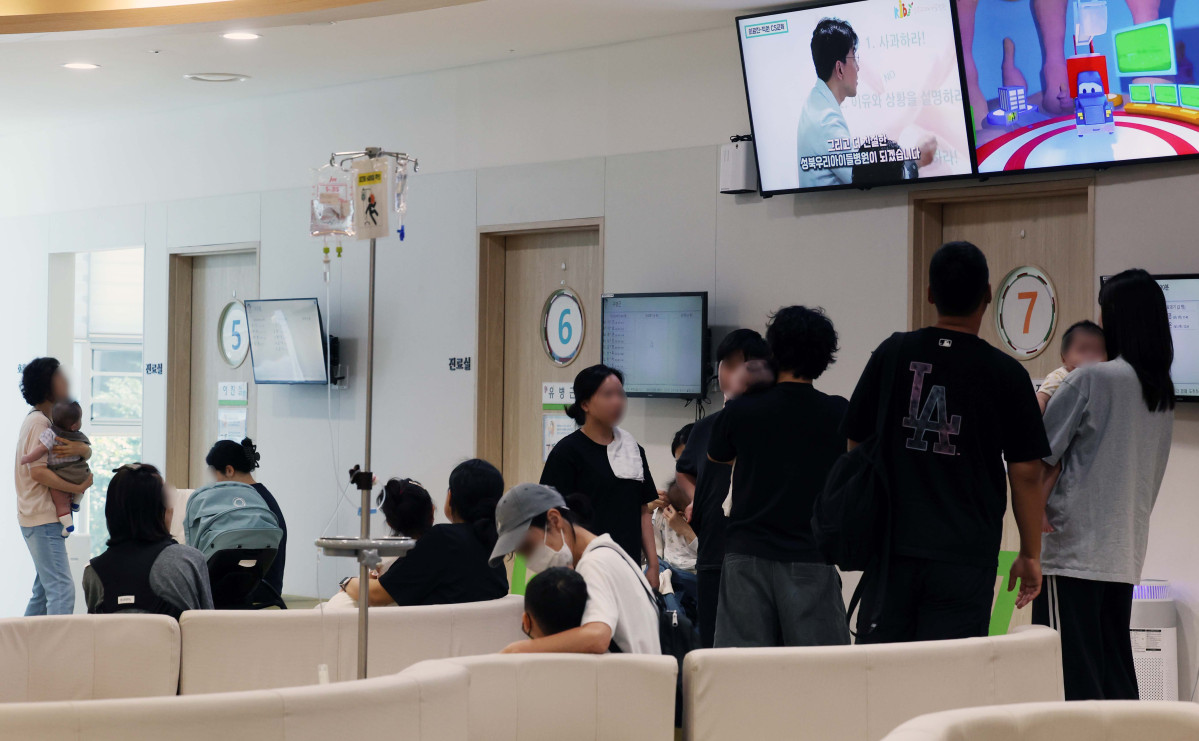▲예년보다 이른 인플루엔자(독감) 유행에 어린이와 임신부를 대상으로 일주일 이른 국가예방접종이 시행된 21일 서울 성북구 성북우리아이들병원에서 영유아와 부모들이 진료를 기다리고 있다. 최근 독감 의사환자 분율은 지난해 같은 기간의 4.6배에 달하며, 특히 초등학생 연령대에서 높은 수준을 보이고 있다. 질병청에 따르면 독감 국가예방접종은 이날 생후 6개월부터 14세 어린이, 임신부를 시작으로 내달 65세 이상 어르신까지 순차 진행된다. 신태현 기자 holjjak@