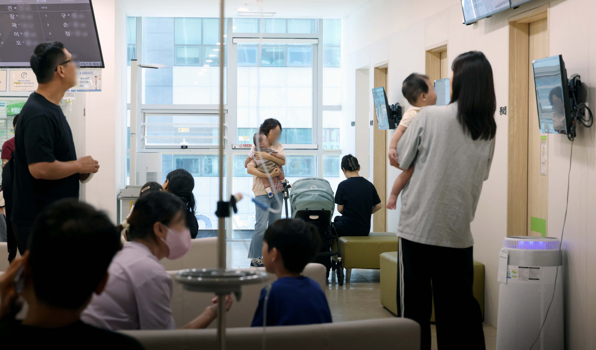 ▲예년보다 이른 인플루엔자(독감) 유행에 어린이와 임신부를 대상으로 일주일 이른 국가예방접종이 시행된 21일 서울 성북구 성북우리아이들병원에서 영유아와 부모들이 진료를 기다리고 있다. 최근 독감 의사환자 분율은 지난해 같은 기간의 4.6배에 달하며, 특히 초등학생 연령대에서 높은 수준을 보이고 있다. 질병청에 따르면 독감 국가예방접종은 이날 생후 6개월부터 14세 어린이, 임신부를 시작으로 내달 65세 이상 어르신까지 순차 진행된다. 신태현 기자 holjjak@