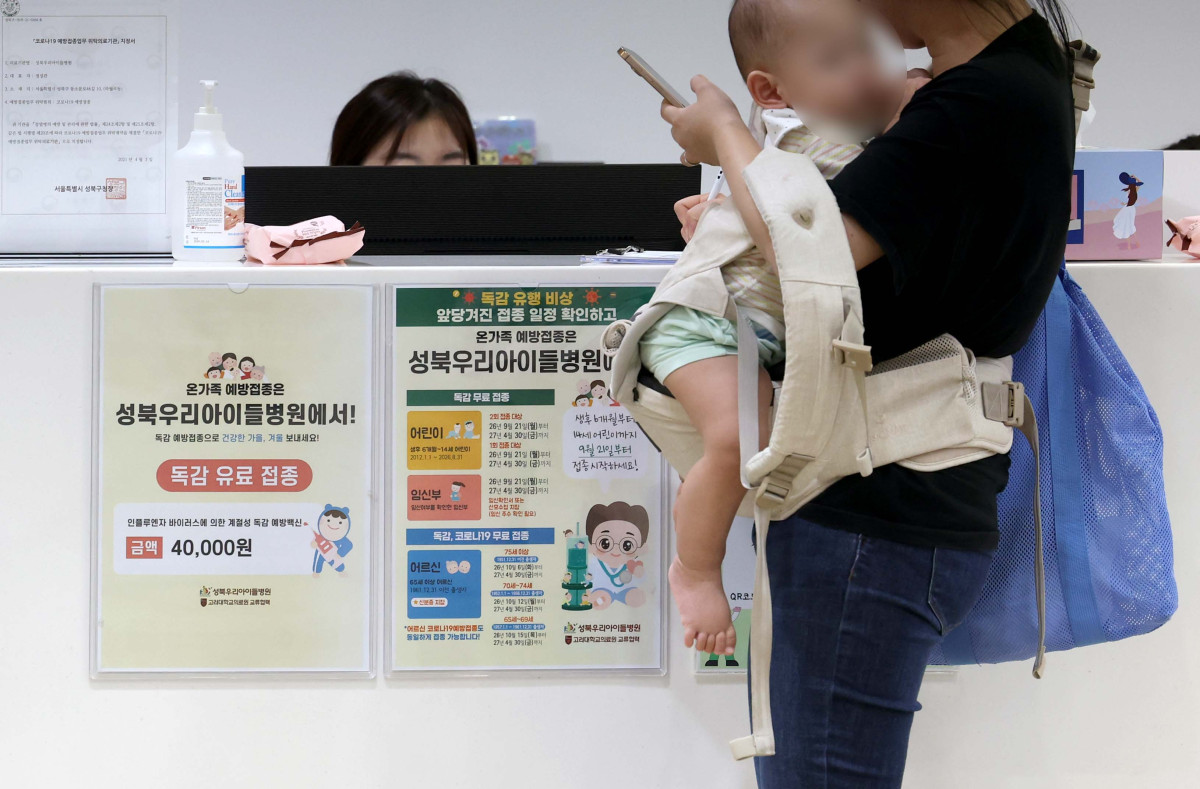▲예년보다 이른 인플루엔자(독감) 유행에 어린이와 임신부를 대상으로 일주일 이른 국가예방접종이 시행된 21일 서울 성북구 성북우리아이들병원에서 영유아와 부모들이 진료를 기다리고 있다. 최근 독감 의사환자 분율은 지난해 같은 기간의 4.6배에 달하며, 특히 초등학생 연령대에서 높은 수준을 보이고 있다. 질병청에 따르면 독감 국가예방접종은 이날 생후 6개월부터 14세 어린이, 임신부를 시작으로 내달 65세 이상 어르신까지 순차 진행된다. 신태현 기자 holjjak@