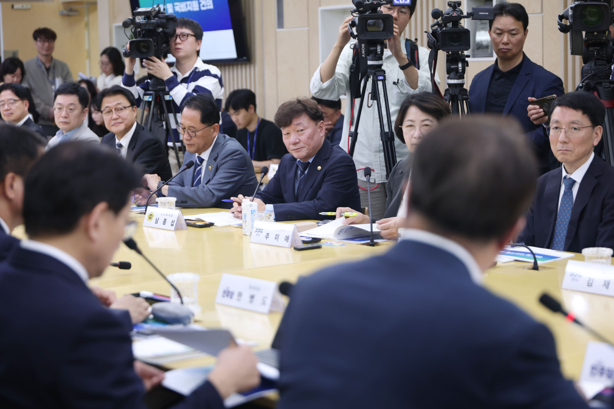 ▲남종섭 경기도의회 의장과 추미애 경기도지사 등이 21일 경기도청 북부청사에서 열린 '2026 더불어민주당×경기도 예산정책협의회'에 참석하고 있다. 남 의장은 이날 더불어민주당 지도부에 국비 지원과 지방소비세율 인상 등 재정분권 강화, 지방의회법 제정 협조를 요청했다. (경기도의회)