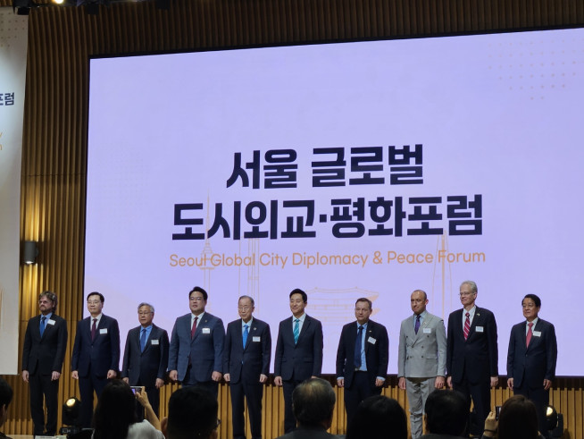 ▲21일 서울시청에서 열린 '서울 글로벌 도시외교&평화포럼'에서 오세훈(오른쪽 다섯 번째) 서울시장과 반기문(오른쪽 여섯 번째) 전 UN사무총장 등 참석자들이 기념촬영을 하고 있다. (사진=정용욱 dragon@)