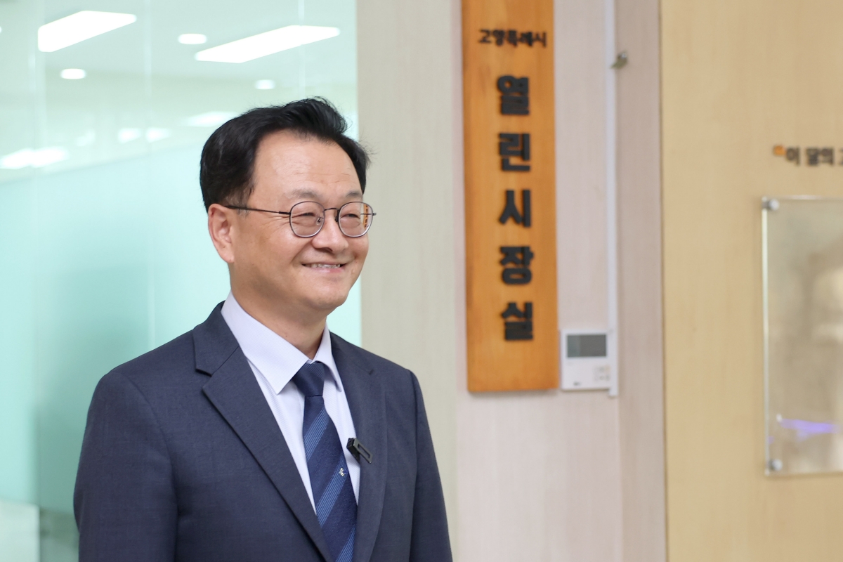▲민경선 고양특례시장이 21일 시청 본관 1층으로 이전한 ‘열린시장실’ 앞에 서 있다. 민 시장이 취임 첫날 1호 결재한 ‘열린고양 프로젝트’의 핵심 과제인 시장실 1층 이전이 이날 실제 운영에 들어갔다. (고양특례시)