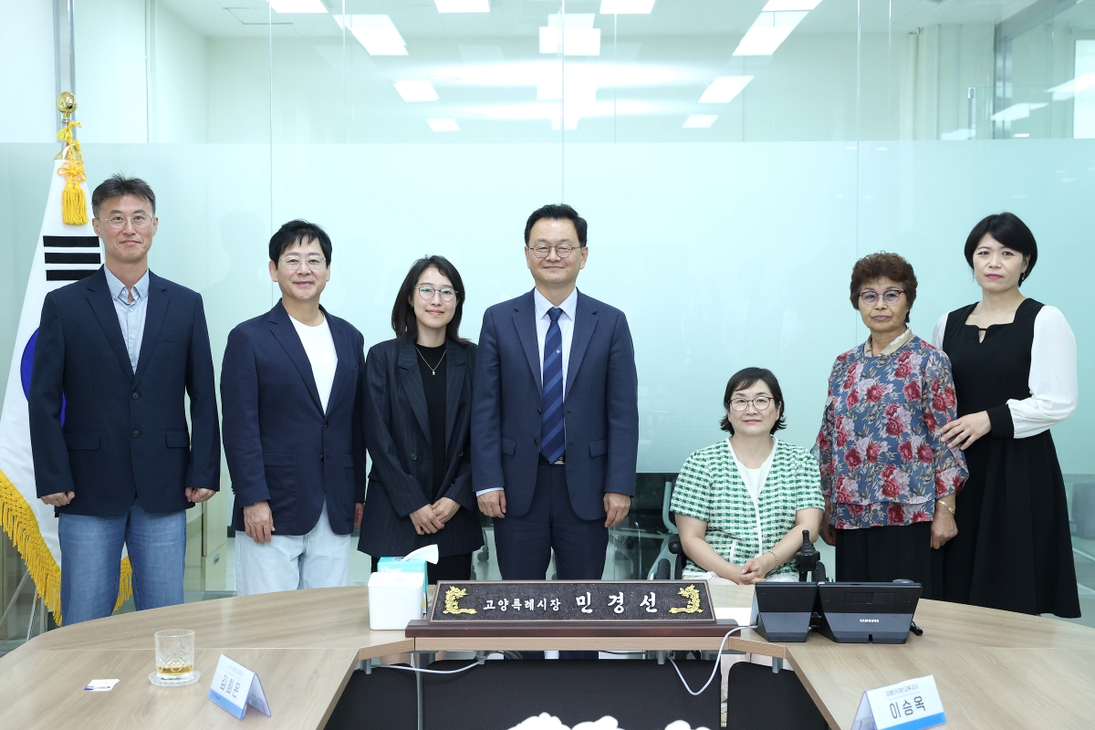 ▲민경선 고양특례시장과 1층 시장실 첫 방문자들이 21일 새 시장실에서 차담회를 마친 뒤 기념촬영을 하고 있다. 이날 기업 관계자와 장애인인식개선교육 강사, 지역사회보장협의체 위원 등이 산업·이동약자·생활민원 현안을 전달했다. (고양특례시)
