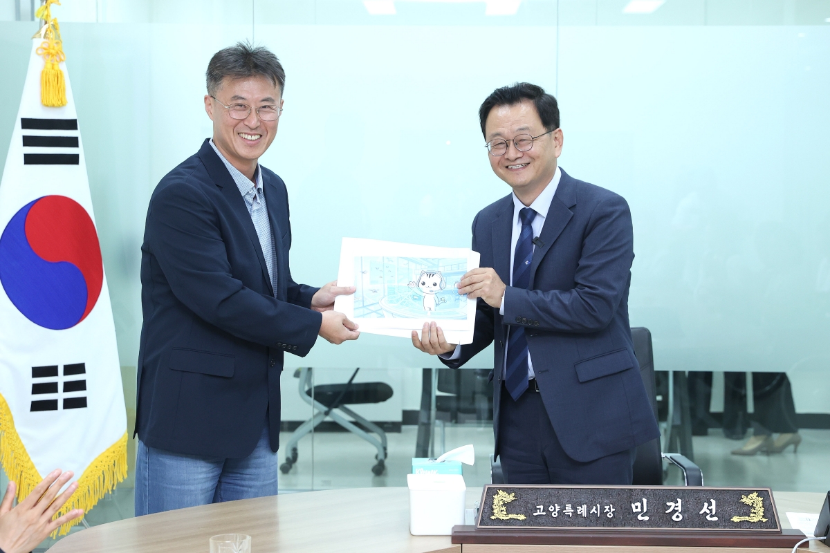 ▲전동익 모멘텀스페이스 대표이사(왼쪽)와 민경선 고양특례시장이 21일 1층 시장실 첫 차담회에서 자료를 들어 보이고 있다. 민 시장은 이날 바이오의료·문화콘텐츠·항공우주 분야 기업 관계자들과 현장 의견을 나눴다. (고양특례시)