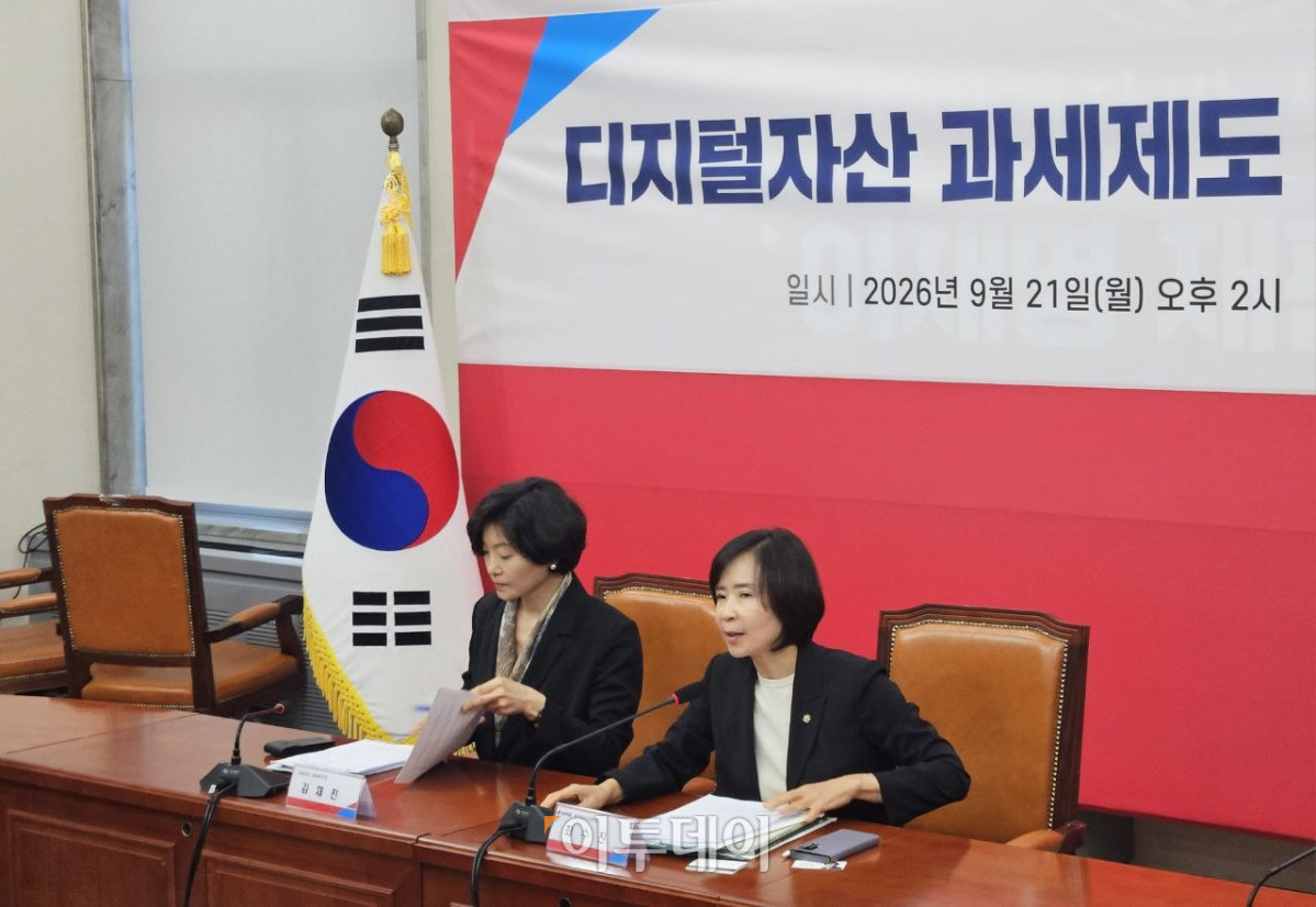 ▲최수진 국민의힘 원내수석대변인(사진 오른쪽)과 김재진 디지털자산거래소 공동협의체 DAXA 상임부회장(사진 왼쪽)이 간담회가 끝난 후 백브리핑을 하고 있다. (박정호 기자 godot@)
