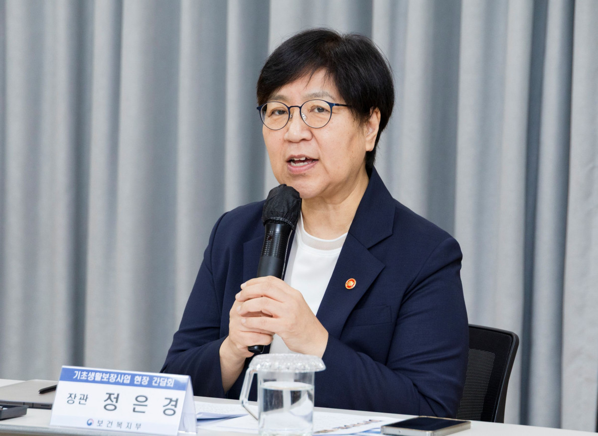 ▲정은경 보건복지부 장관이 21일 서울 서대문구 홍제3동 주민센터에서 진행된 현장 간담회에서 발언하고 있다. (사진제공=보건복지부)