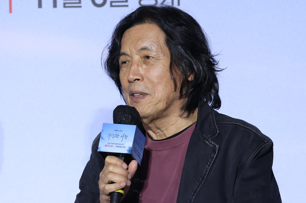 ▲이창동 감독이 21일 서울 용산구 CGV 용산아이파크몰에서 열린 영화 '가능한 사랑' 시사회·기자간담회에서 인사말을 하고 있다. (연합뉴스)