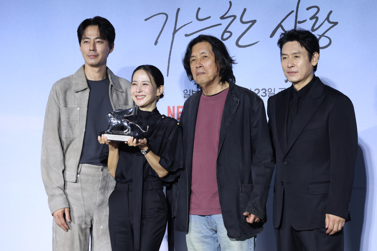 ▲배우 조인성(왼쪽부터), 조여정, 이창동 감독, 설경구가 21일 서울 용산구 CGV 용산아이파크몰에서 열린 영화 '가능한 사랑' 시사회·기자간담회에서 베니스국제영화제 '은사자상'트로피를 들고 포즈를 취하고 있다. (연합뉴스)