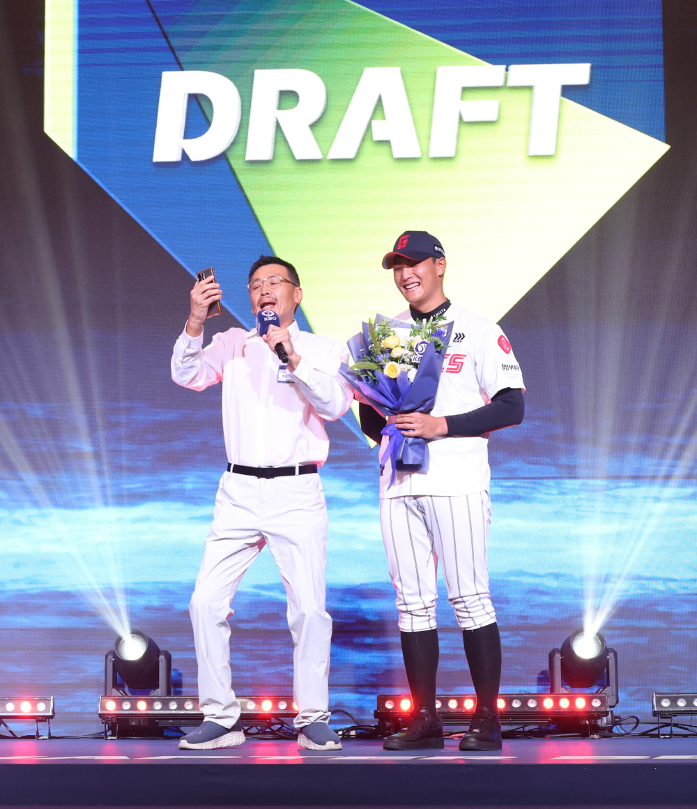 ▲21일 서울 롯데호텔 월드에서 열린 2027 KBO 신인 드래프트. 1라운드 4순위로 롯데 자이언츠 지명을 받은 서울디자인고 박근서의 아버지가 기쁨을 노래와 춤으로 표현하고 있다. (연합뉴스)