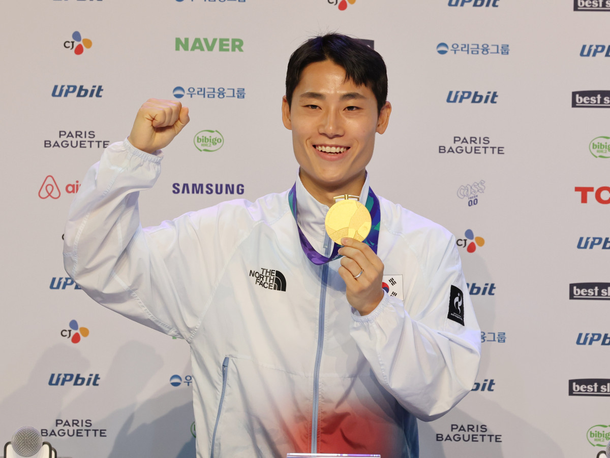 ▲2026 아이치ㆍ나고야 아시안게임 코리아하우스에서 열린 메달리스트 기자회견에서 테크볼 남자 초대 금메달리스트 이준석이 포즈를 취하고 있다. (나고야=연합뉴스)
